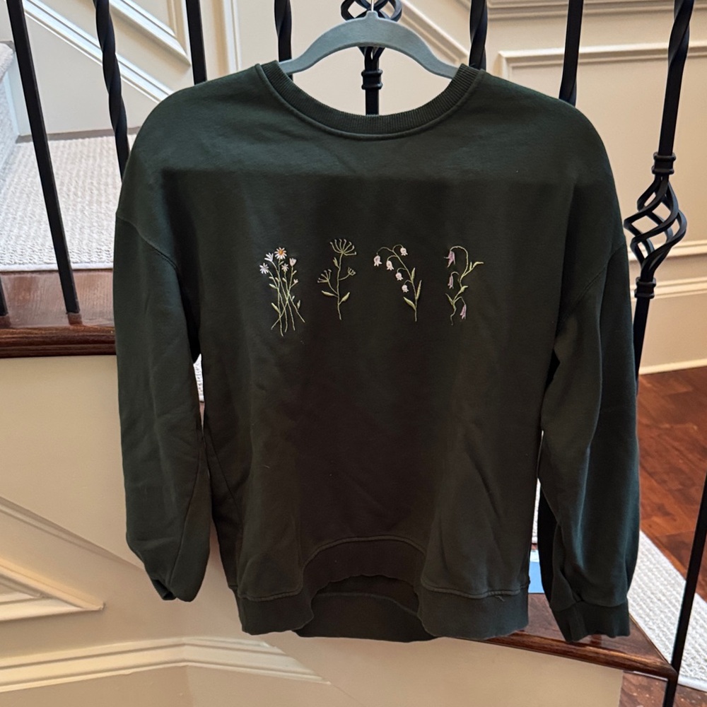 Green Floral Embroidered Women’s Crewneck Size Large